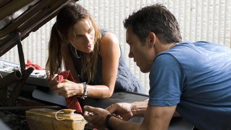 Michael (Jeffrey Donovan) und seine Ex-Freundin Fiona (Gabrielle Anwar) versuchen, das Auto von Michaels verstorbenem Vater zu reparieren. Dabei entdecken sie, dass der Wagen verwanzt ist. – Bild: RTL /​ Twentieth Century Fox