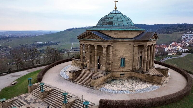 Stuttgart gilt dank seiner Lage als eine der schönsten und sehenswertesten Großstädte Deutschlands. Die Grabkapelle am Rotenberg. – Bild: SWR