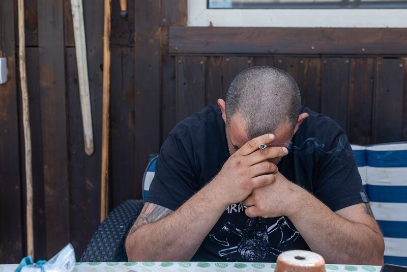 Die Bilder aus den Auslandseinsätzen bestimmen das Leben von Martin. Schon häufiger hat der Ex-Soldat an Selbstmord gedacht. Doch seine Familie stützt ihn. – Bild: ZDF und Jens Gyarmaty