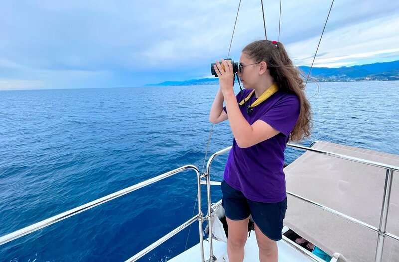 Emma Bartolotta auf dem Tethys-Walforschungsschiff. – Bild: BR/​Claudia Groh
