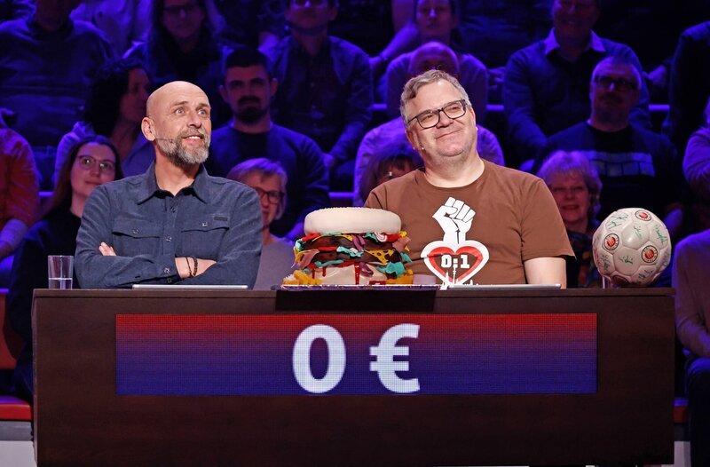 Rateteam-Kapitäne Elton (r.) mit dem ehemaligen Fußballspieler und- Trainer Holger Stanislawski (l.). – Bild: ARD/​Morris Mac Matzen