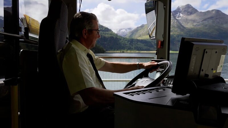 Postauto-Chauffeur Erico Crameri fährt seit über 30 Jahren die Route von St. Moritz nach Lugano. – Bild: ZDF und SRF, doc.station
