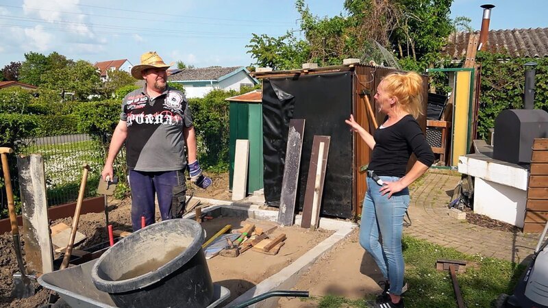Markus kümmert sich zusammen mit Partnerin Inka um das Fundament für ein neues Gartenhaus. – Bild: RTLZWEI