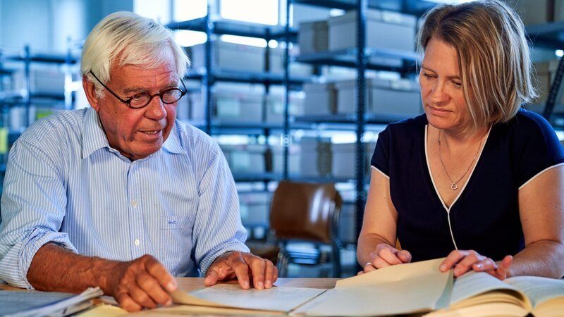 Kloster Irsee: Prof. Michael von Cranach und Archivarin Petra Schweizer-Martinschek untersuchen die Euthanasieakten ermordeter Patienten im Kloster Irsee. – Bild: ZDF und BR, Jens-Tibor Homm Kloster Irsee: Prof. Michael von Cranach und Archivarin Petra Schweizer-Martinschek untersuchen die Euthanasieakten ermordeter Patienten im Kloster Irsee. – Bild: ZDF und BR, Jens-Tibor Homm