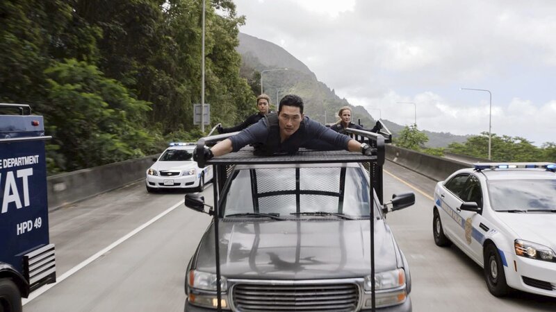 Das ganze Team gibt alles, um das Leben junger Mädchen zu retten: Kono (Grace Park, l.), Chin (Daniel Dae Kim, M.) und Abby (Julie Benz, r.) … – Bild: CBS Broadcasting, Inc.