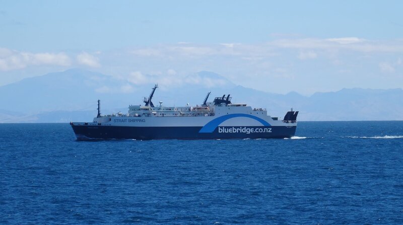 Die Fähre von Wellington nach Picton bei ruhiger See. – Bild: BR/​HR/​SR/​Susie Maass