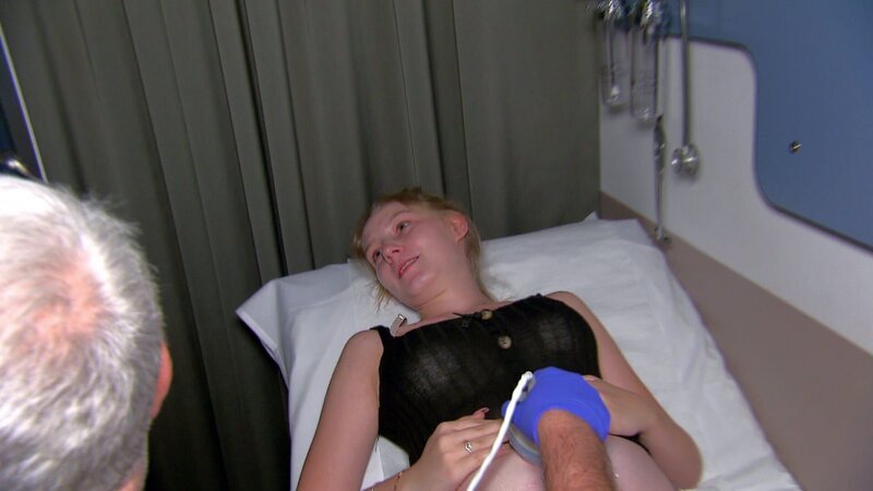 Loredana hat einen Termin im Krankenhaus in der Türkei organisiert, damit ihr Freund sein Kind per Ultraschall sehen und kennenlernen kann. – Bild: RTLZWEI