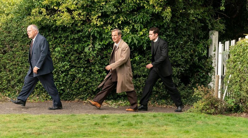 v.l.n.r. Harry Graham (Matthew Marsh), Geordie Keating (Robson Green) und Will Davenport (Tom Brittney). – Bild: WDR/​Colin Hutton/​BBC