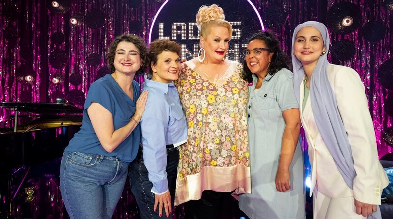 Moderator Kai Pflaume (M.) und seine Rateteam-Kapitäne Bernhard Hoëcker (l.) und Elton (r.) begrüßen in dieser Sendung  das Model und Sängerin Anna Ermakova (2.v.l.) und die Tänzerin, Tanztrainerin TV-Jurorin Motsi Mabuse (2.v.r.). – Bild: ARD/​Morris Mac Matzen