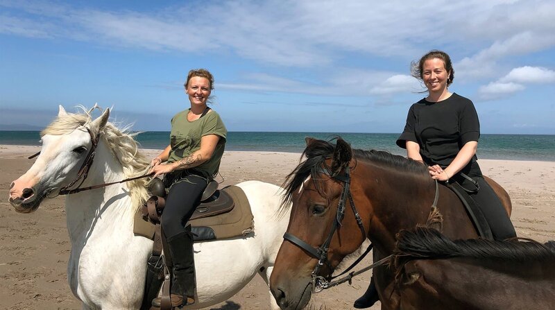 Vor einem Ausritt müssen Justine und Stephy (v.l.n.r.) ihre Pferde erst einfangen. Die Tiere leben im Sommer frei auf der Insel Miquelon-Langlade. – Bild: 3sat Vor einem Ausritt müssen Justine und Stephy (v.l.n.r.) ihre Pferde erst einfangen. Die Tiere leben im Sommer frei auf der Insel Miquelon-Langlade. – Bild: 3sat