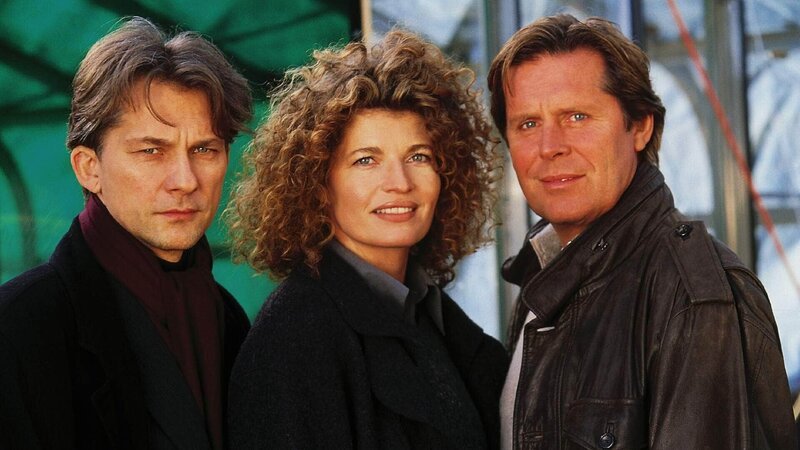 Drei sind einer zuviel: Wolfgang Unger (Thomas Schücke, li.), Vanessa Unger (Denise Virieux) und Dr. Stefan Frank (Sigmar Solbach). – Bild: MG RTL / Elke Werner Drei sind einer zuviel: Wolfgang Unger (Thomas Schücke, li.), Vanessa Unger (Denise Virieux) und Dr. Stefan Frank (Sigmar Solbach). – Bild: MG RTL / Elke Werner