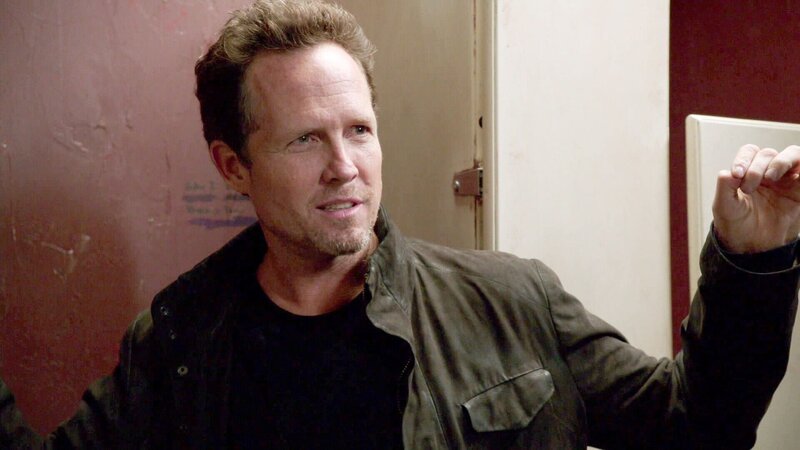 Was für ein Spiel treibt der Undercover-Polizist Cassidy (Dean Winters)? Offensichtlich hält er wichtige Informationen gegenüber der Polizei zurück. Doch warum? – Bild: TVNOW