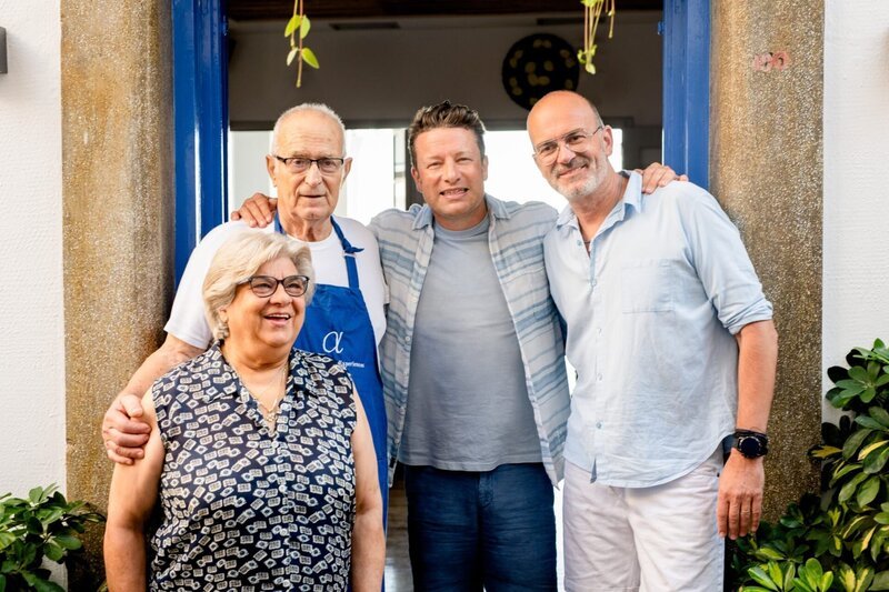 Jamie Oliver (mi.). – Bild: ORF/​Fremantle/​Jamie Oliver Enterprises Ltd/​Konstantinos Sofikis