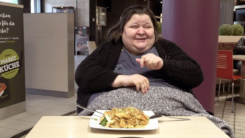 Manja gönnt sich eine Auszeit vom Pflegeheim-Essen.; Manja gönnt sich eine Auszeit vom Pflegeheim-Essen. – Bild: RTLZWEI