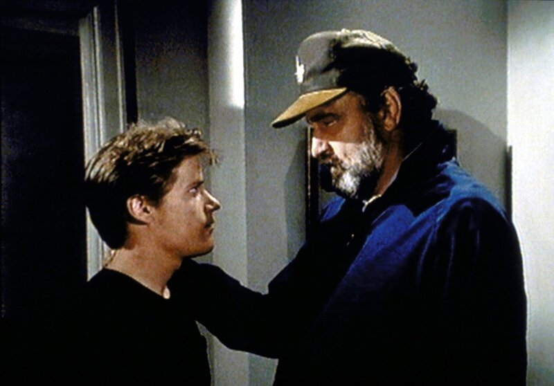 Mark (Victor French, r.) versucht, den Drogendealer Ray Russo (Jason Oliver, l.) mit einem Trick zu entlarven. – Bild: Paramount Pictures Lizenzbild frei