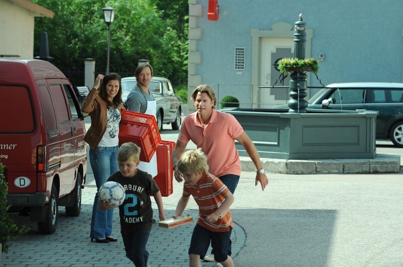 Sebastian versucht die zwei Lausbuben zu erwischen, die sich sein süßes Geschenk für Annalena stibitzt haben. Von links: Annalena (Heidrun Gärtner), Gregor Brunner (Holger M. Wilhelm), Sebastian Wildner (Herbert Ulrich) und zwoa Lausbuam. – Bild: BR/​Marco Orlando Pichler
