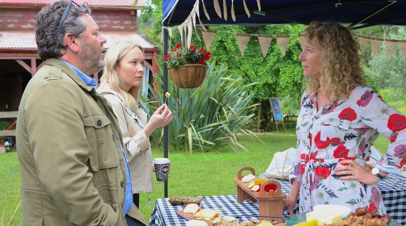 Ganz Brokenwood ist auf dem Farmermarkt: Chefermittler Mike Shepherd (Neill Rea, li.) und seine Kollegin Sims (Fern Sutherland) befragen Petra Conway (Lucy Wigmore, re.). – Bild: South Pacific Pictures & All3Media International