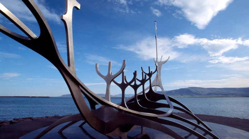 Island, stilisiertes Wikingerboot vor Reykjavik. – Bild: ZDF und SR/​Peter Kruchten