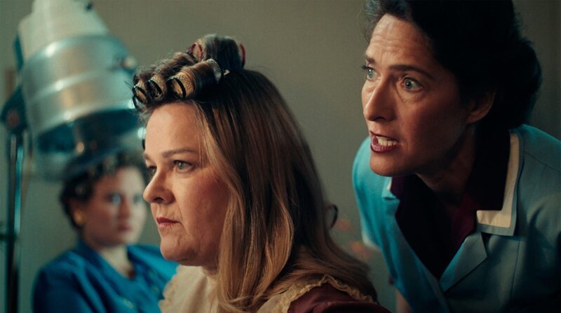 Margit (Maju Margrit Sartorius) konfrontiert eine Kundin (Silke Geertz) im Salon mit der Lebensrealität der Arbeiterfamilien. – Bild: ZDF und NDR/​eikon nord