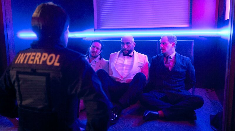V. li. n. re.: Stulle (Frederick Lau), Barro (Veysel Gelin) und Giovanni (Moritz Bleibtreu) bekommen Besuch von draußen – Bild: ARD Degeto Film/​NDR/​W & B Television GmbH/​Marco Fischer