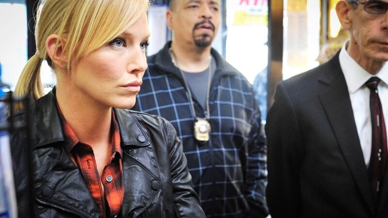 Den Detectives (v.l.) Amanda Rollins (Kelli Giddish), Odafin ‚Fin‘ Tutuola (Ice-T) und Sergeant Munch (Richard Belzer) gelingt es eine Verbindung zwischen den Kindesentführugen und den Bränden herzustellen. – Bild: TVNOW /​ NBC Universal