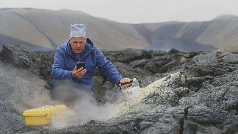 Der Geologe Colin Devey untersucht anhand der Zusammensetzung vulkanischer Gase in einem isländischen Lavafeld am Vatnajökull-Gletscher, ob Vulkanausbrüche damals die Eismassen zum Schmelzen brachten und so die Erde vom Eis befreiten. – Bild: THE HISTORY CHANNEL /​ ZDF Digital