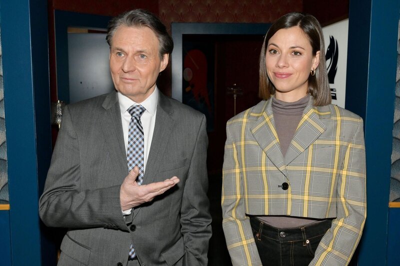 Gerner (Wolfgang Bahro) stellt Matilda (Anna-Katharina Fecher) als neue Mitarbeiterin in der Bank vor. – Bild: RTL /​ Rolf Baumgartner