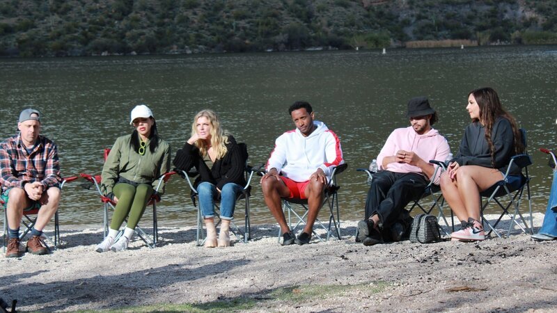 Gino Palazzolo, Yazmin Pineda, Ari, Bini, Robert White, and Sophie Cheshire talking after their therapy activity – Bild: Warner Bros. Discovery, Inc. or its subsidiaries and affiliates