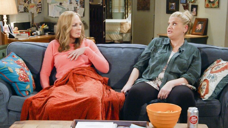 Bonnie (Allison Janney, l.) und Tammy (Kristen Johnston, r.) – Bild: ORF/​Tele-München/​Warner/​CBS