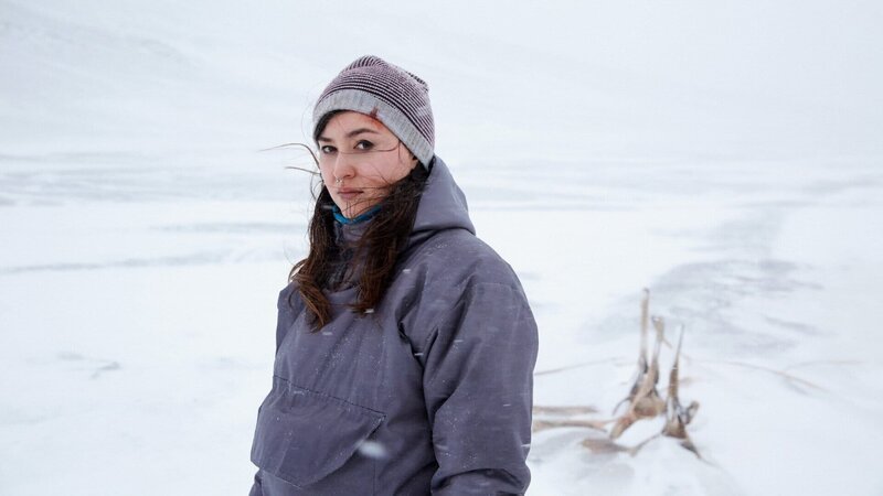 Thin Ice Staffel 1 Folge 7 Gefangen, aber nicht gebrochen: Nivi Pedersen als Kimmernaq – Bild: SRF/​Banijay Rights