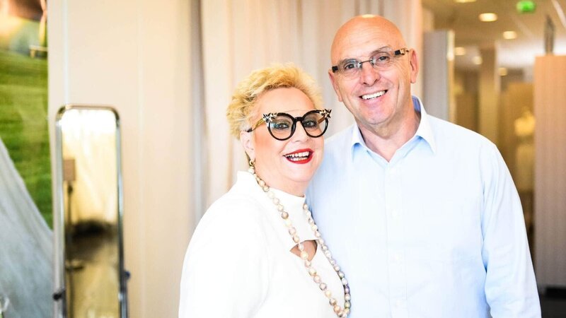 Maritta mit ihrem Lebensgefährten Edgar vom Festmodenzentrum „Cecile“ aus Kerpen. – Bild: MG RTL D /​ Stefanie Schumacher