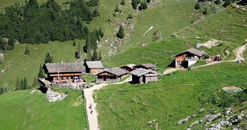 „Land der Berge“, „Tirols Bergwelt am Achensee mit Peter Habeler.“ Der Achensee liegt nördlich von Jenbach in Tirol, 380 m über dem Inntal. Er ist ein von Gletschern geschaffener Natursee mit nahezu Trinkwasserqualität. Entstanden ist das „Meer der Tiroler“, wie der See von Seglern und Surfern auch liebevoll genannt wird, vor ca. 20.000 Jahren. Der über 130 Meter tiefe Achensee ist Tirols größter See. Blau-grün schimmernd, wie ein Fjord, liegt er idyllisch eingebettet zwischen dem Karwendelgebirge im Westen und dem Rofan Gebirge im Osten. Eines haben die beiden genannten Gebirge gemeinsam – den unbezahlbaren Gipfelsieg mit Seeblick. Oder wie „Land der Berge“-Präsentator Peter Habeler das Erlebnis am Gipfel sehr treffend beschreibt: „Ich gehe auf einen Gipfel und wenn ich wieder herunterkomme bin ich ein anderer Mensch.“ SENDUNG: ORF3 – SO – 25.10.2020 – 19:25 UHR. – Veroeffentlichung fuer Pressezwecke honorarfrei ausschliesslich im Zusammenhang mit oben genannter Sendung oder Veranstaltung des ORF bei Urhebernennung. – Bild: ORF/Silberberger „Land der Berge“, „Tirols Bergwelt am Achensee mit Peter Habeler.“ Der Achensee liegt nördlich von Jenbach in Tirol, 380 m über dem Inntal. Er ist ein von Gletschern geschaffener Natursee mit nahezu Trinkwasserqualität. Entstanden ist das „Meer der Tiroler“, wie der See von Seglern und Surfern auch liebevoll genannt wird, vor ca. 20.000 Jahren. Der über 130 Meter tiefe Achensee ist Tirols größter See. Blau-grün schimmernd, wie ein Fjord, liegt er idyllisch eingebettet zwischen dem Karwendelgebirge im Westen und dem Rofan Gebirge im Osten. Eines haben die beiden genannten Gebirge gemeinsam – den unbezahlbaren Gipfelsieg mit Seeblick. Oder wie „Land der Berge“-Präsentator Peter Habeler das Erlebnis am Gipfel sehr treffend beschreibt: „Ich gehe auf einen Gipfel und wenn ich wieder herunterkomme bin ich ein anderer Mensch.“ SENDUNG: ORF3 – SO – 25.10.2020 – 19:25 UHR. – Veroeffentlichung fuer Pressezwecke honorarfrei ausschliesslich im Zusammenhang mit oben genannter Sendung oder Veranstaltung des ORF bei Urhebernennung. – Bild: ORF/Silberberger