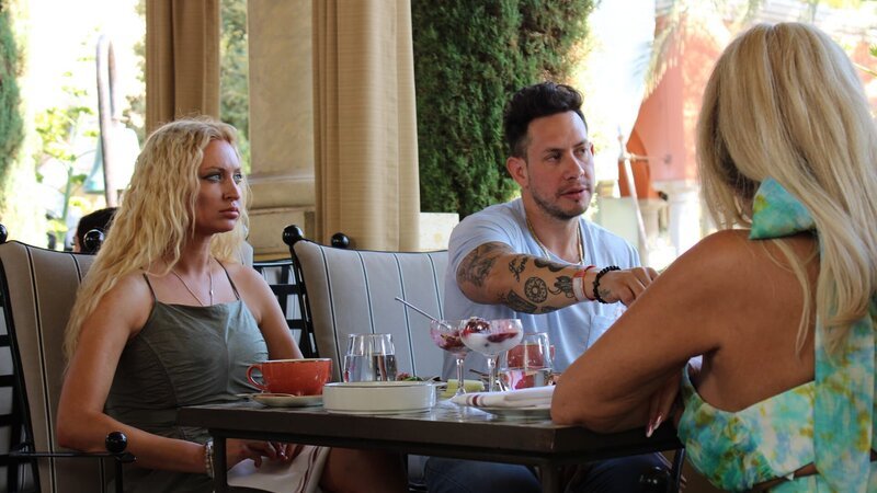 Stacey Silva, Josh Weinstein and Natalie Podiakova sitting at a table at the restaurant – Bild: Warner Bros. Discovery, Inc. or its subsidiaries and affiliates