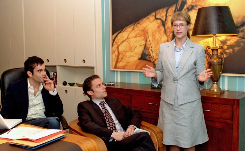 Voller Spannung verfolgen David (Mathis Künzler, l.) und Max (Alexander Sternberg, M.) Lisas (Alexandra Neldel, r.) Präsentation für die Bank. Wird sie es schaffen, den Kredit zu bekommen? – Bild: SAT.1 /​ Monika Schürle