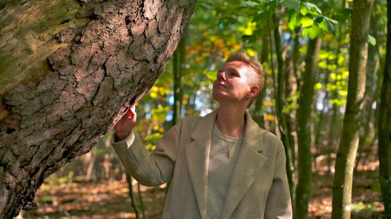 Wilhelm Drewes möchte für einen polnischen Zwangsarbeiter, der 1942 in der Nähe seines Dorfes erhängt wurde, eine Gedenktafel aufstellen. Doch Frankenfelde ist politisch tief gespalten. Die brandenburgische AfD – vom Verfassungsschutz als rechtsextremistischer Verdachtsfall eingestuft – ist hier erfolgreich. Gelingt es Drewes die Gräben zu überwinden und das Dorf für sein Vorhaben zu gewinnen? – Katarzyna Świątkiewicz am Baum, an dem ihr Großonkel 1942 erhängt wurde. – Bild: rbb/​Guido Kilbert