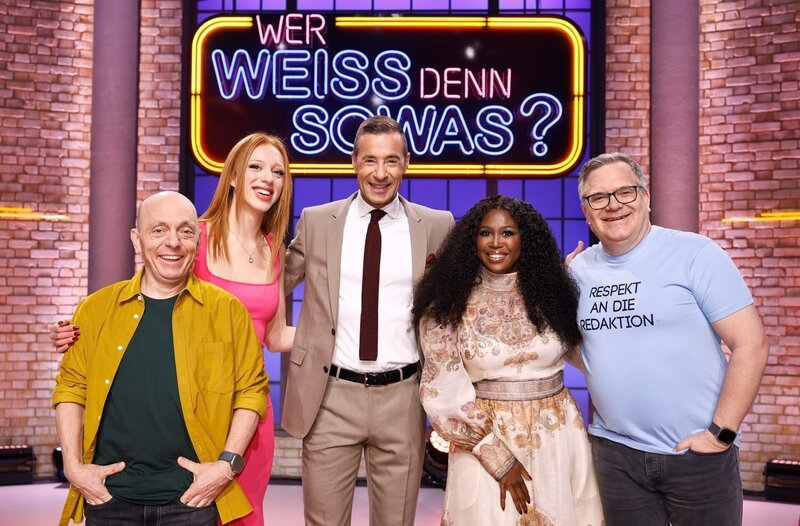 Moderator Kai Pflaume (M.) und seine Rateteam-Kapitäne Bernhard Hoëcker (l.) und Elton (r.) begrüßen in dieser Sendung das Model und Sängerin Anna Ermakova (2.v.l.) und die Tänzerin, Tanztrainerin TV-Jurorin Motsi Mabuse (2.v.r.). – Bild: ARD/​Morris Mac Matzen