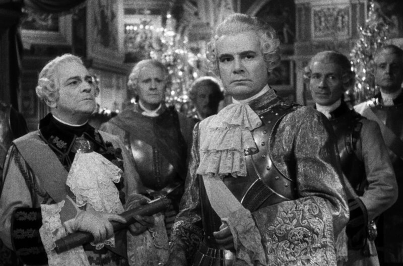 Ludwig XV. (Marcel Herrand) und sein Gefolge werden von Fanfan überrascht, als dieser in das Königshaus eindringt. Ganz zum Entsetzen des Königs will Fanfan dessen Tochter von seiner Liebe überzeugen und heiraten. – Bild: TF1 Droits Audiovisuels/Rizzoli Ludwig XV. (Marcel Herrand) und sein Gefolge werden von Fanfan überrascht, als dieser in das Königshaus eindringt. Ganz zum Entsetzen des Königs will Fanfan dessen Tochter von seiner Liebe überzeugen und heiraten. – Bild: TF1 Droits Audiovisuels/Rizzoli