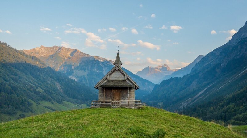 Eine Kapelle in den Bergen rund um den Bregenzer Wald – Bild: ZDF und ORF/​Feuer & Flamme Film/​Florian Gebauer