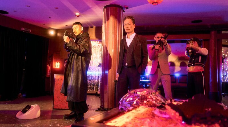 Yamashito (Yusuke Yamasaki, 2. v. li.) und seine Yakuza Takeshi (Kazuki Teramoto, li.), Akira (Hikaru Inagawa, 2.v.l.) und Uzi (Marie-Luise Hertog) erwarten die Gangster. – Bild: ARD Degeto Film/​NDR/​W & B Television GmbH/​Marco Fischer
