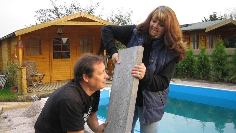 Der Pool ist fast fertig, es fehlt nur noch der Feinschliff. Ingo verlegt neue Platten, und Marion meckert. Aber die beiden denken bereits über neue Projekte nach … – Bild: RTL /​ Tokee Bros./​MP