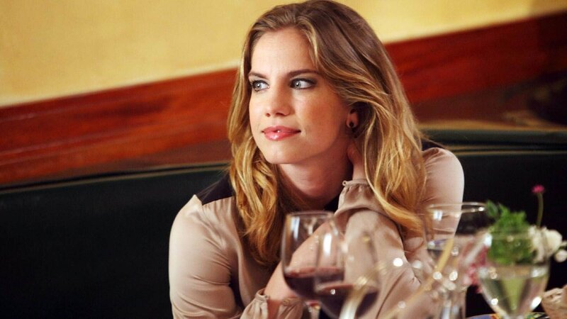 Nachdem Jocelyn (Anna Chlumsky) in einer Talkshow ihr Erotik-Bestseller promotet hat, verschwindet sie mit dem Talkmaster in dessen Wohnung … – Bild: TVNOW /​ Universal