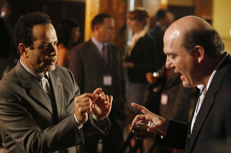 Kurt Pressman (John Carroll Lynch, r.), der Erfinder des ersten selbstreinigenden Staubsaugers der Welt, erklärt Adrian Monk (Tony Shalhoub, l.) die Funktionsweise des Gerätes … – Bild: RTLplus