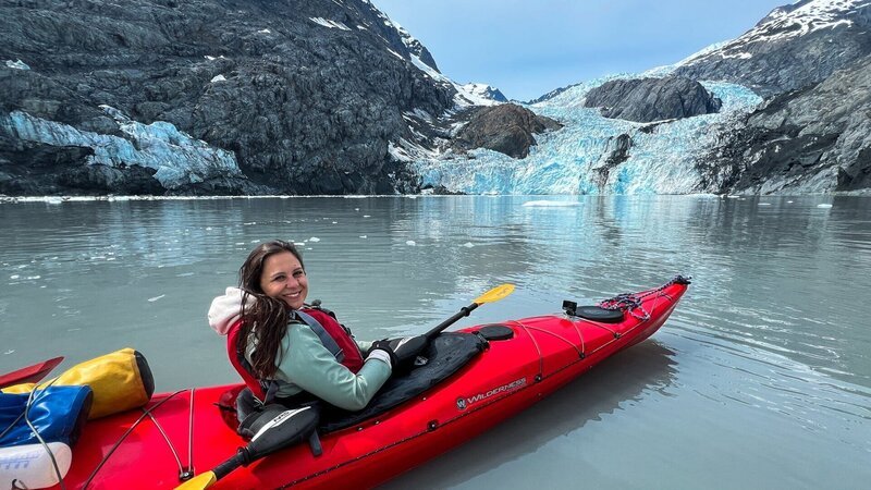 Zwei Reisen Staffel 1 Folge 2 und 3 Alaska Mira Weingart unterwegs zum Columbia-Gletscher (Valdez) – Bild: SRF