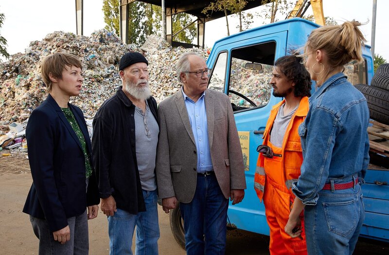 Reinhard Bielefelder (Bill Mockridge, 2.v.l.), Klaus Schmitz (Hartmut Volle, M.) und Vicky Adam (Katja Danowski, l.) befragen Batyr Sentürk (Mehdi Salim, 2.v.r.) und Sybille „Bille“ Tietschke (Bettine Langehein, r.). – Bild: ARD/​Kai Schulz