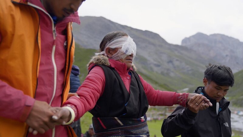 Eine Frau, die am grauen Star operiert wurde. – Bild: ZDF und SRF/​NZZ Format
