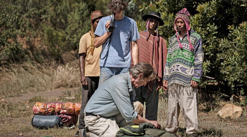Jona Kepler (Thomas Prenn) filmt seine schwerverletzte Frau am Boden. – Bild: ARD Degeto Film/​BR/​Westside Filmproduktion GmbH/​Joe Alblas