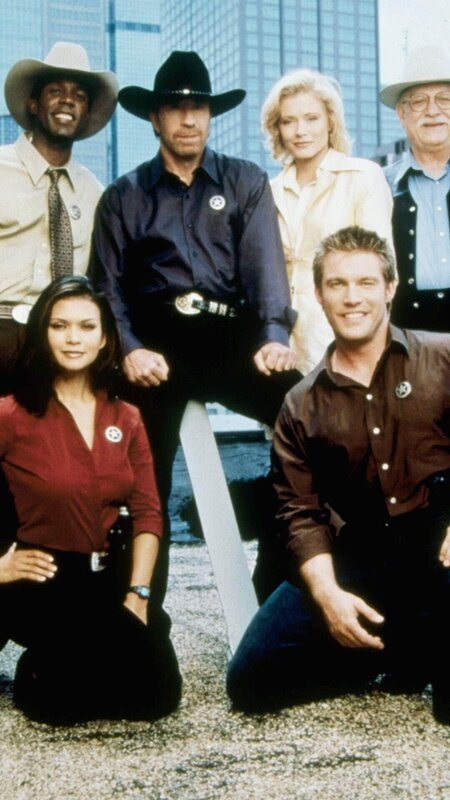 7. Staffel. (hi.v.li.): James Trivette (Clarence Gilyard Jr.), Cordell  Walker (Chuck Norris), Alex Cahill (Shereen J. Wilson)  und C:D. Parker (Noble Willingham) – Bild: TVNOW 7. Staffel. (hi.v.li.): James Trivette (Clarence Gilyard Jr.), Cordell  Walker (Chuck Norris), Alex Cahill (Shereen J. Wilson)  und C:D. Parker (Noble Willingham) – Bild: TVNOW