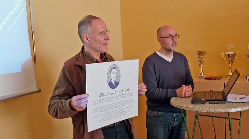 Wilhelm Drewes möchte für einen polnischen Zwangsarbeiter, der 1942 in der Nähe seines Dorfes erhängt wurde, eine Gedenktafel aufstellen. Doch Frankenfelde ist politisch tief gespalten. Die brandenburgische AfD – vom Verfassungsschutz als rechtsextremistischer Verdachtsfall eingestuft – ist hier erfolgreich. Gelingt es Drewes die Gräben zu überwinden und das Dorf für sein Vorhaben zu gewinnen? – Wilhelm Drewes (l.) und Marko Berndt präsentieren einen Entwurf der Gedenktafel. – Bild: rbb/Guido Kilbert Wilhelm Drewes möchte für einen polnischen Zwangsarbeiter, der 1942 in der Nähe seines Dorfes erhängt wurde, eine Gedenktafel aufstellen. Doch Frankenfelde ist politisch tief gespalten. Die brandenburgische AfD – vom Verfassungsschutz als rechtsextremistischer Verdachtsfall eingestuft – ist hier erfolgreich. Gelingt es Drewes die Gräben zu überwinden und das Dorf für sein Vorhaben zu gewinnen? – Wilhelm Drewes (l.) und Marko Berndt präsentieren einen Entwurf der Gedenktafel. – Bild: rbb/Guido Kilbert
