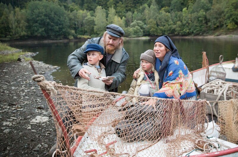 Onkel Arne (Rune Temte) hilft Fritjof (Nils Sand Näslund) und seiner Familie bei der Flucht nach Schweden. – Bild: MDR