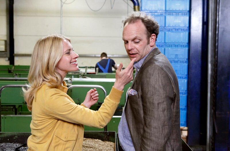 Sophie Haas umgarnt Marc Lenders. – Bild: WDR/​ARD/​Michael Böhme